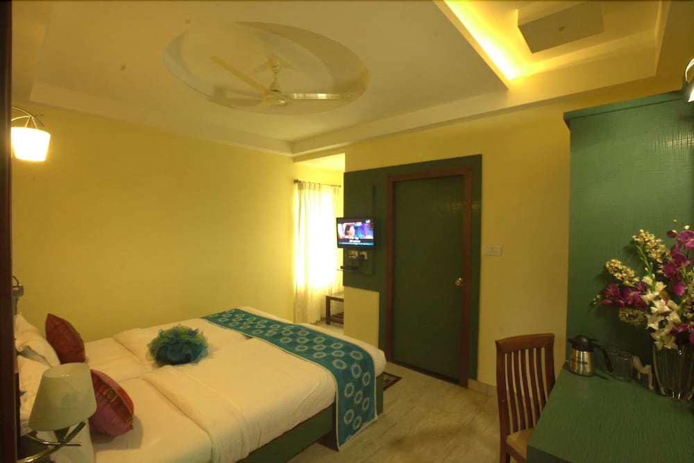 Hotel Royal Shades,Hal/ Old Airport Road,2 star
