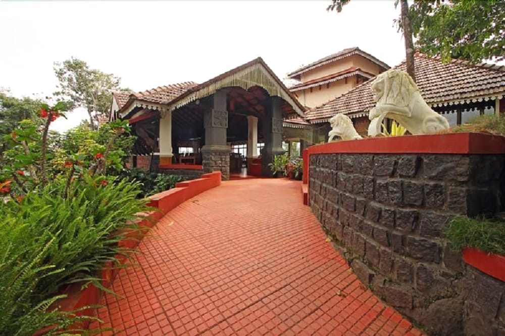 Porcupine Castle Resort,Pollibetta,4 star