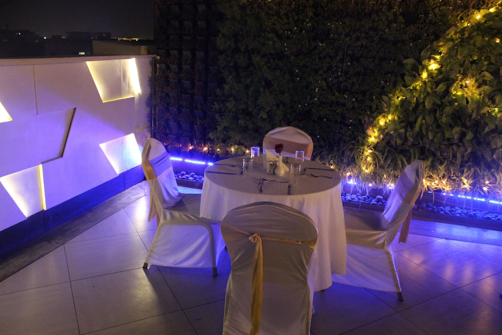 Dragonfly Hotel - The Art Hotel,Andheri,4 star