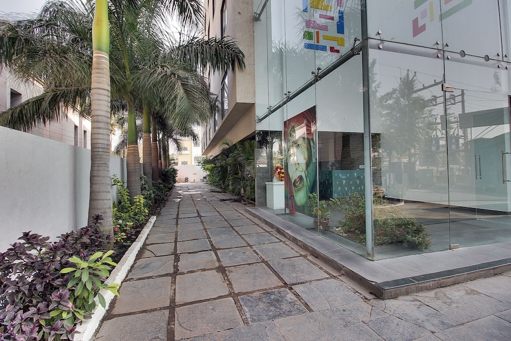 Hotel Sai Miracle,Pimpalwadi Road,3 star